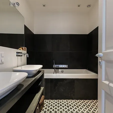 Апартаменты Veeve - Steps From Les Grands Boulevards